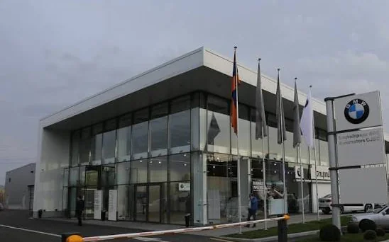 Screenshot of BMW showroom complex, Arinj